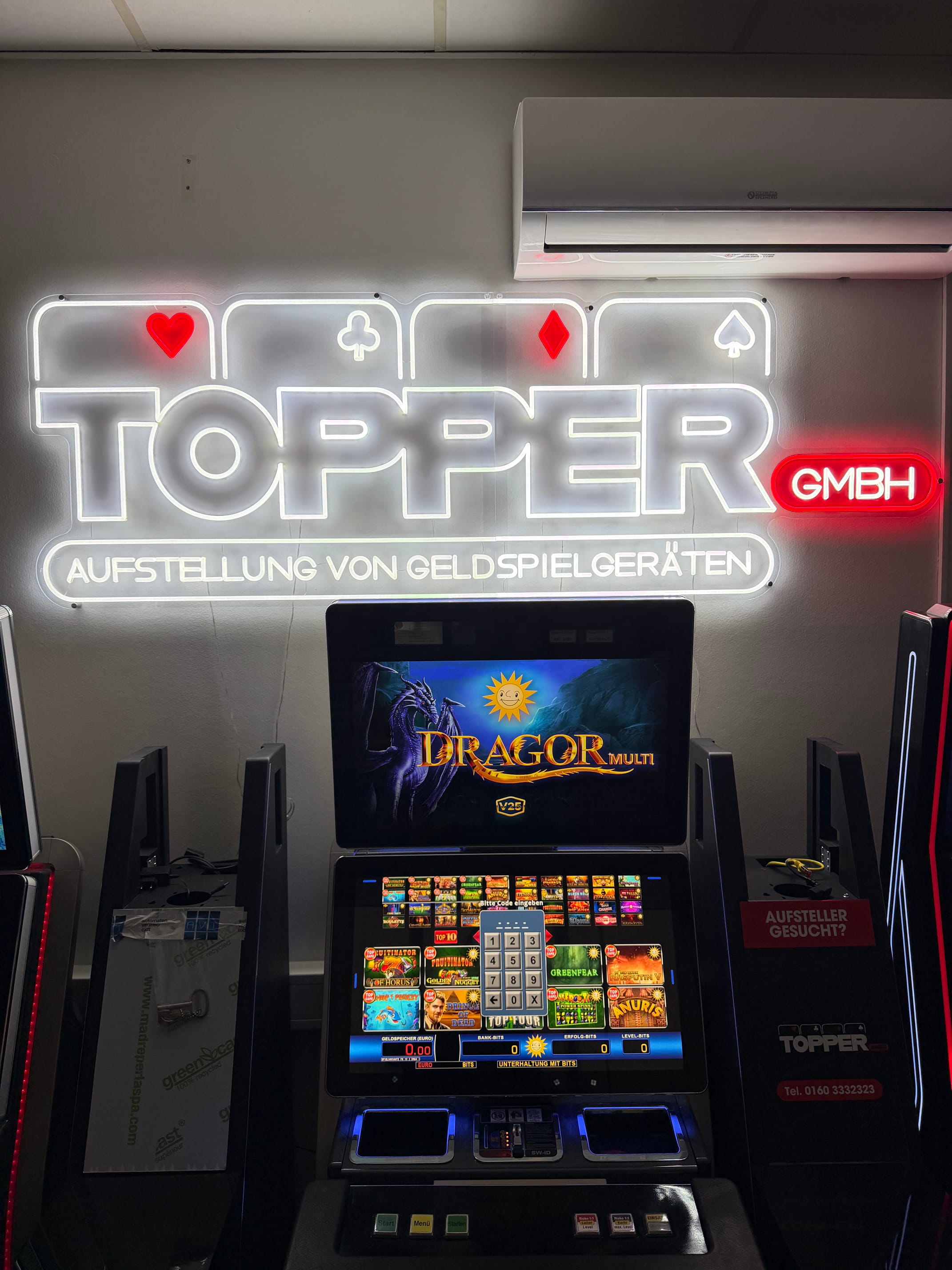 Topper GmbH Neonschild mit Dragor Multi Spielautomat im Vordergrund