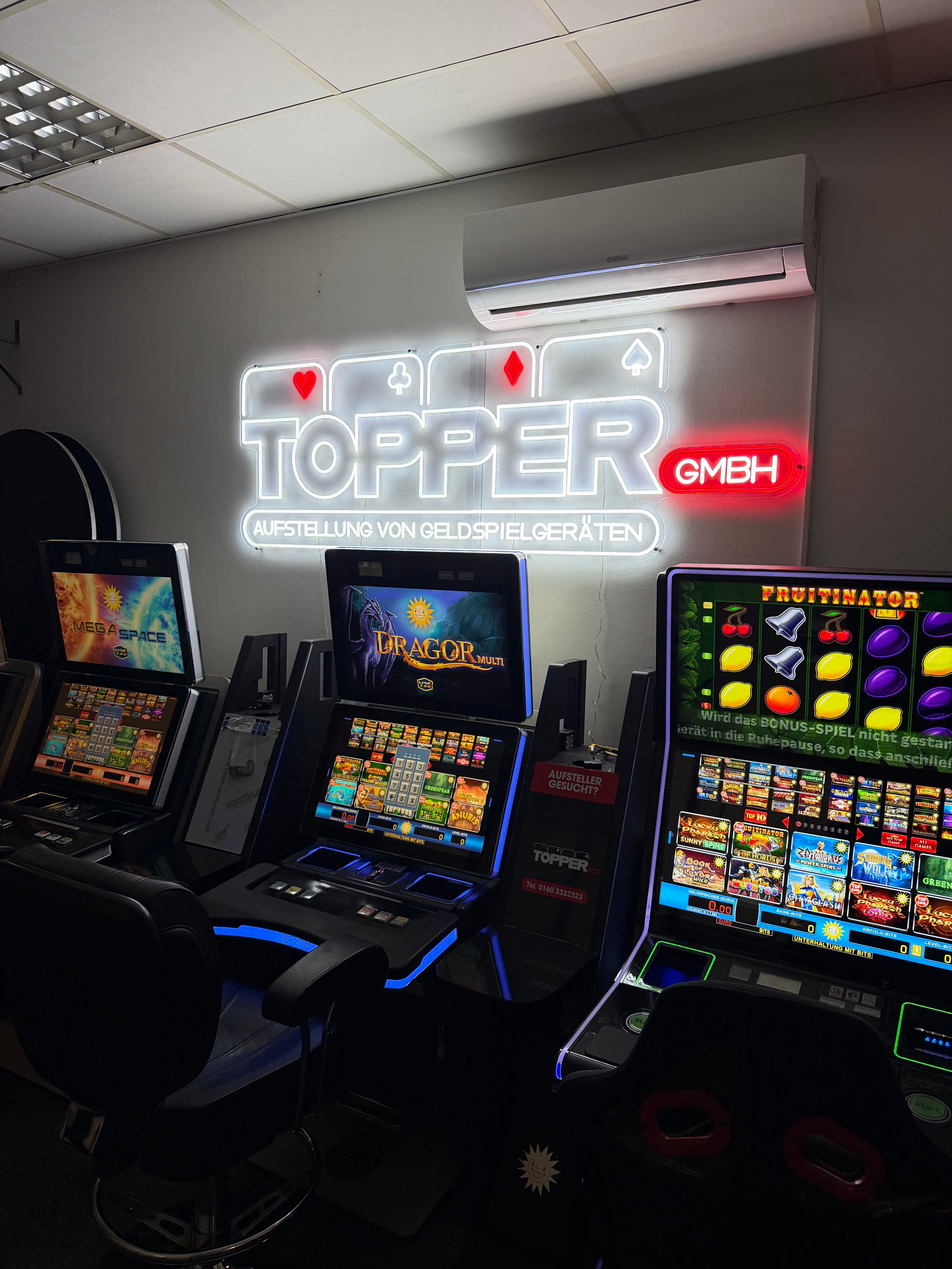 Topper GmbH Neonschild mit Geldspielautomaten – Aufstellung von Geldspielgeräten