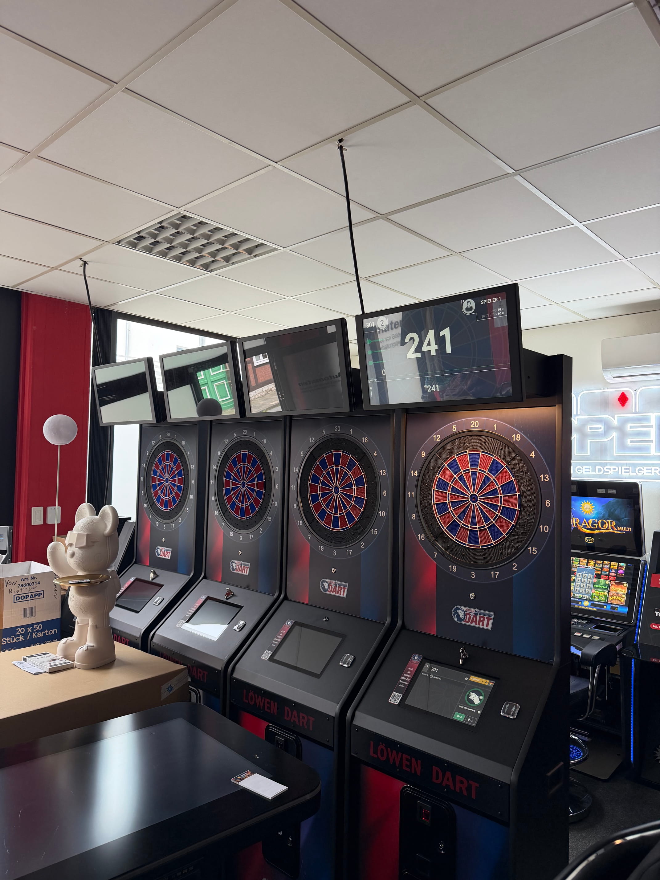 Vier Löwen Dart E-Dart Automaten in einer Reihe im Topper GmbH Showroom