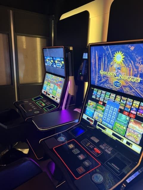 Golden Nugget und Multi-Spielautomat mit violetter LED-Beleuchtung