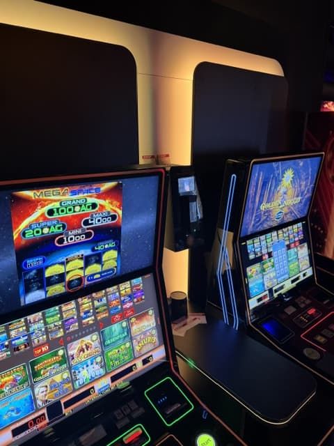 Mega Slots Spielautomat mit grüner LED-Beleuchtung im Detail