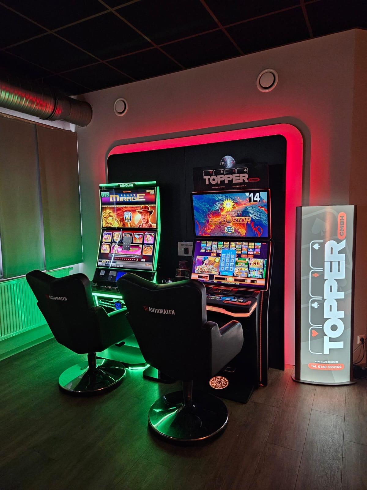 Topper GmbH Aufstellplatz mit Novomatic Mirage und Explosion Geldspielautomaten, LED-Beleuchtung in Rot und Grün, Topper GmbH Werbesäule