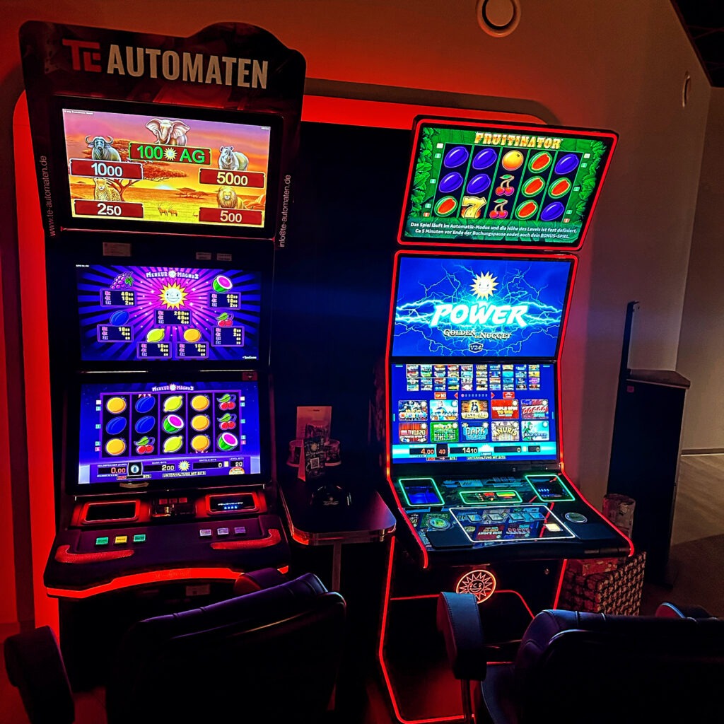 TE Automaten und Fruitinator Gaming-Automaten mit roter LED-Beleuchtung