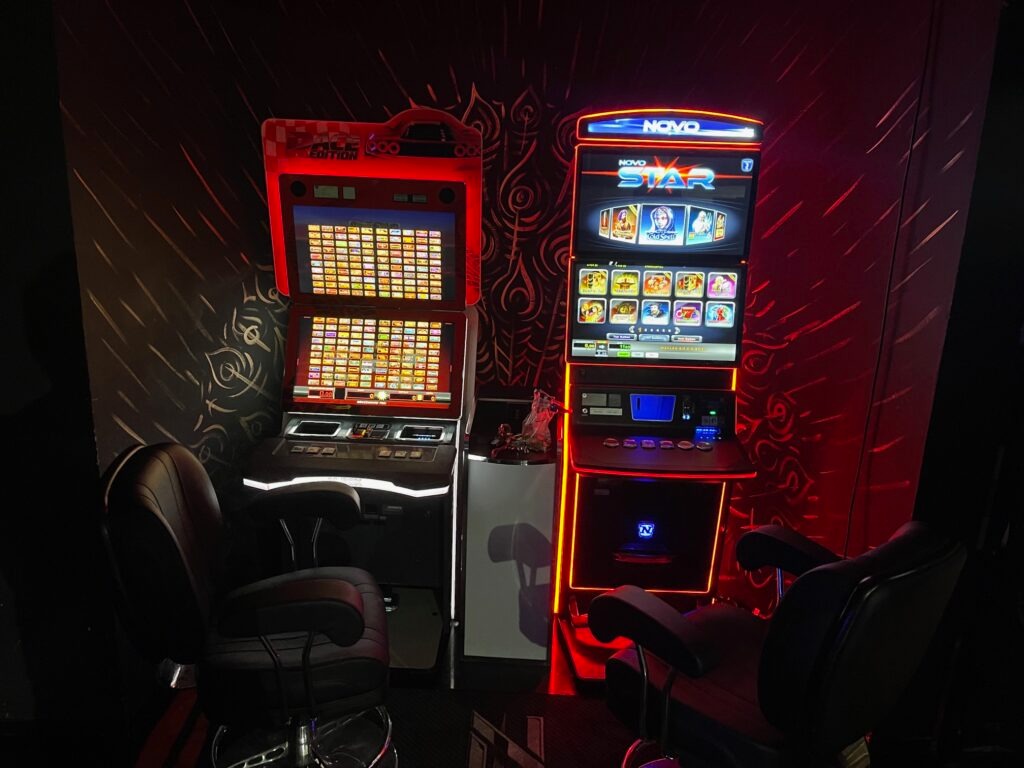 NOVO Star und FIVE Gaming-Automaten mit roter Akzentbeleuchtung
