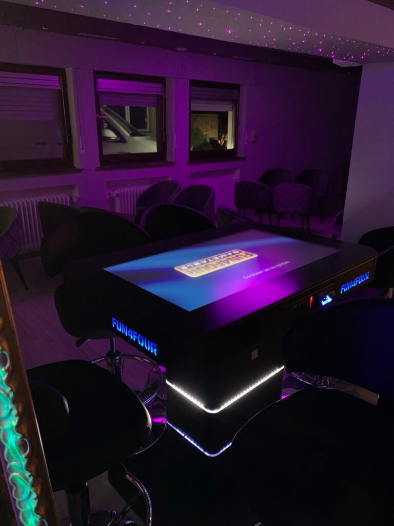 Fun4Four interaktiver Gaming-Tisch mit blauer LED-Beleuchtung und Touchscreen