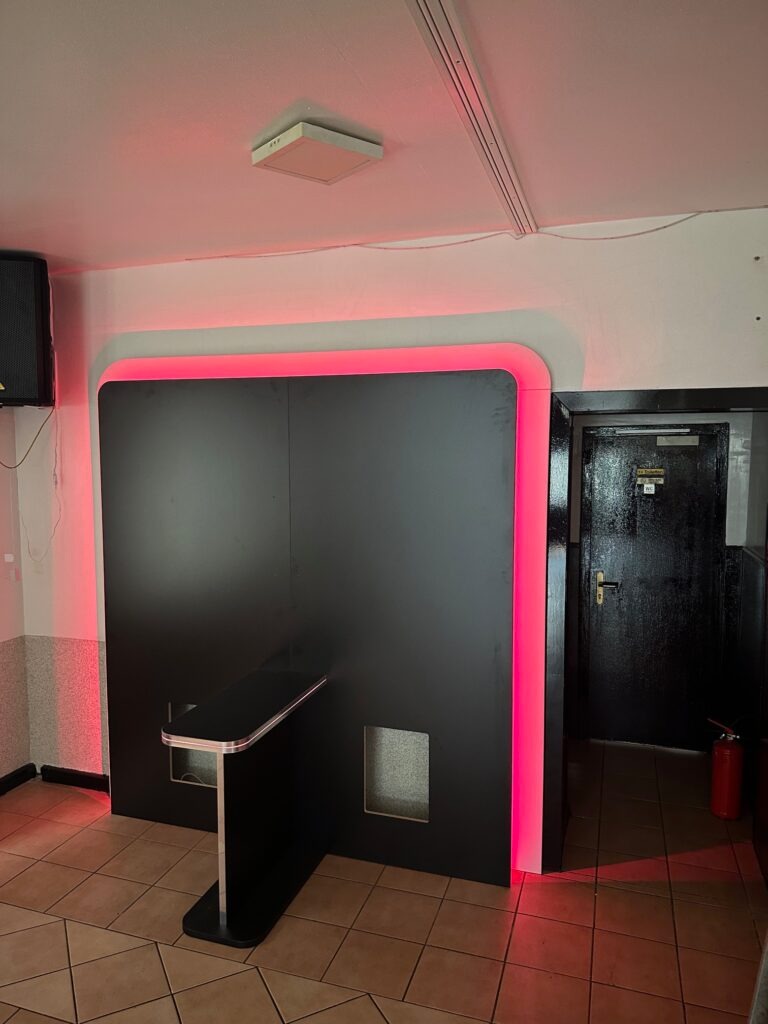 Gaming-Kabine mit rosa LED-Hintergrundbeleuchtung - Rückansicht