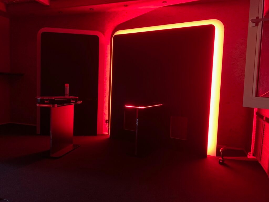 Gaming-Lounge mit dramatischer roter und gelber LED-Beleuchtung