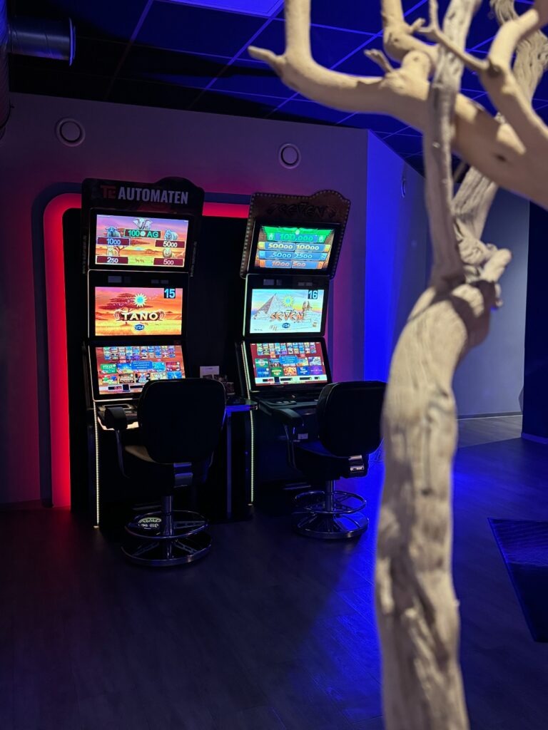 TE AUTOMATEN in stilvoll gestaltetem Raum mit dekorativer weißer Skulptur und blauer Ambiente-Beleuchtung