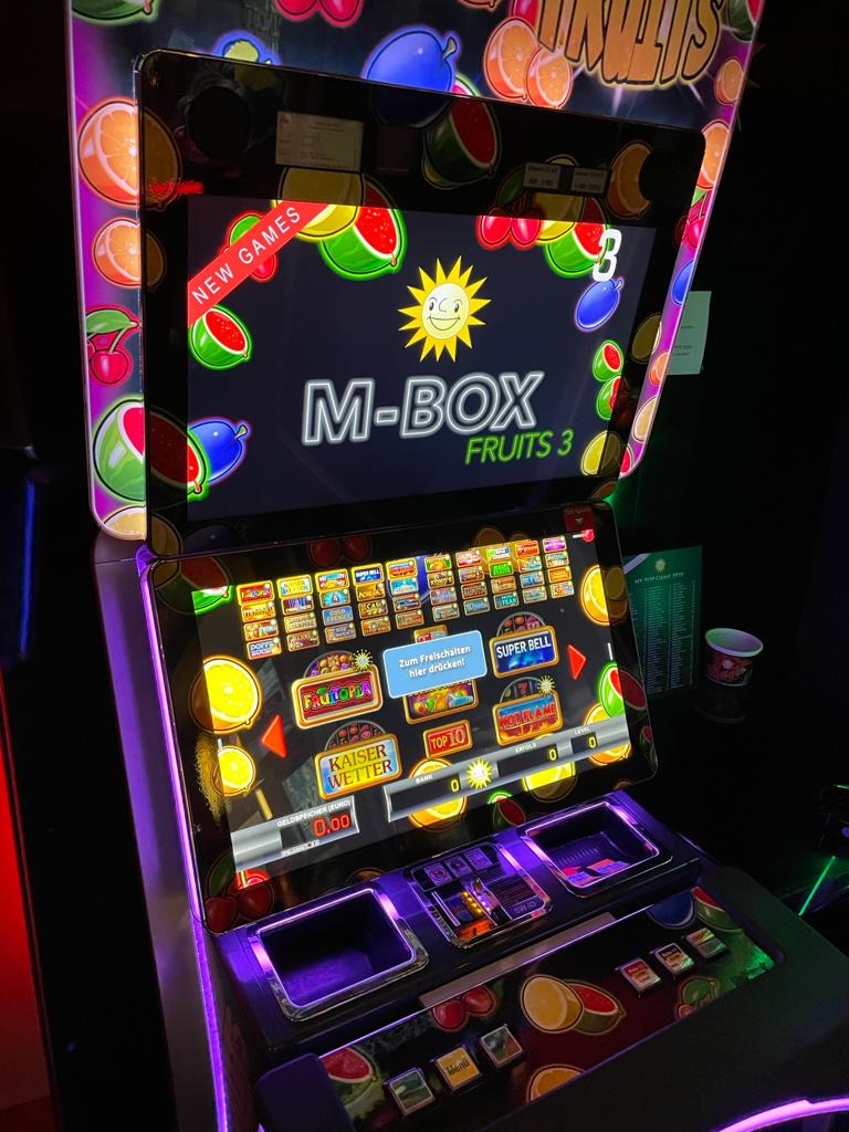 M-BOX FRUITS 3 Automat mit farbenfrohem Frucht-Design und lila LED-Akzentbeleuchtung