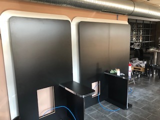 Elegante Lounge-Bereiche mit LED-Beleuchtung