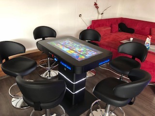 Gaming-Tisch mit Sitzplätzen