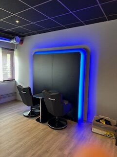 Modernes Gaming-Setup mit blauer LED